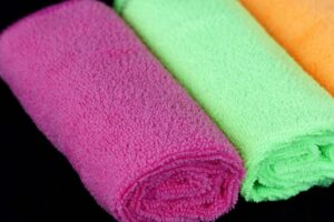 Todas las ventajas del paño de microfibra para la limpieza en casa