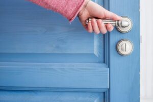 3 consejos prácticos para descolgar una puerta