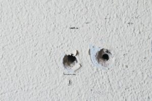 ¿Cómo reparar y rellenar un agujero en una pared?