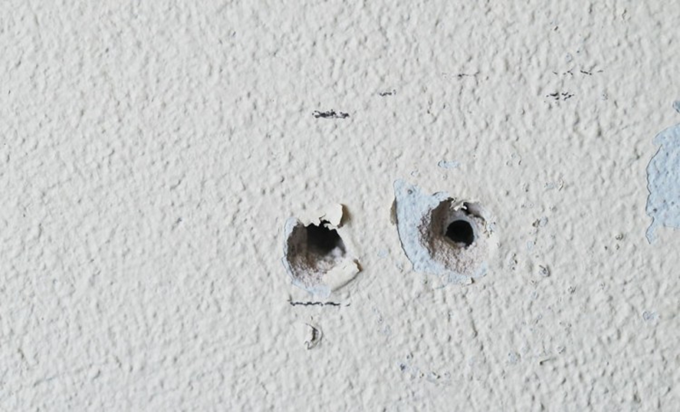 Cómo reparar y rellenar un agujero en una pared?