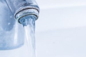 ¿Cuáles son los efectos del agua dura en el hogar?