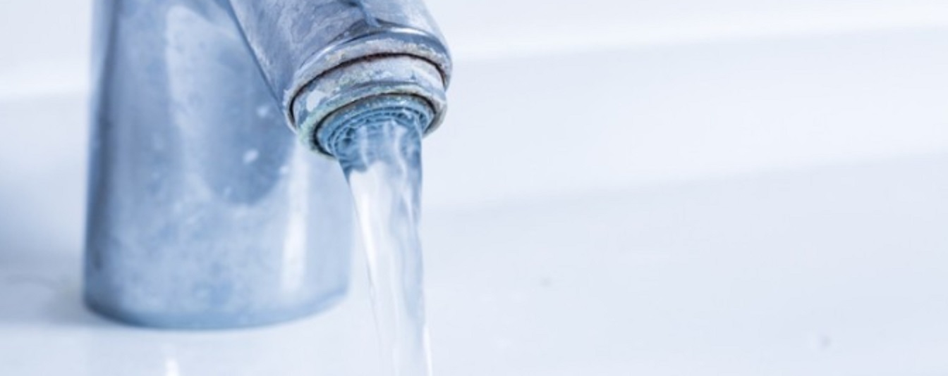 Cuáles son los efectos del agua dura en el hogar