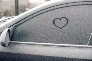 2 consejos para descongelar tu parabrisas de tu coche en invierno
