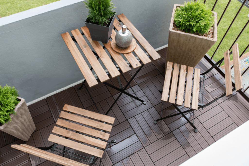 Terraza con losas tipo baldosa de madera / composite