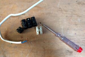 ¿Cómo conectar una ficha de empalme eléctrica?