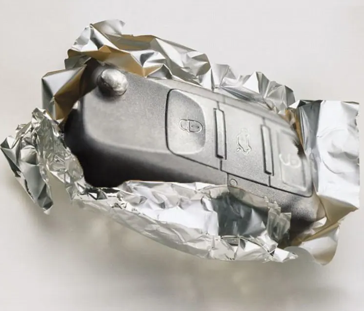 Envolver la llave del coche en papel de aluminio
